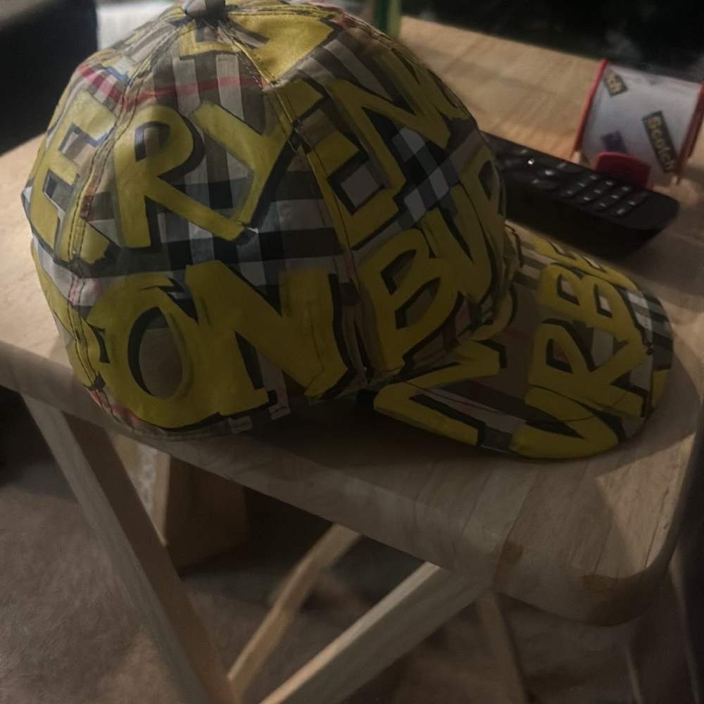 Burberry graffiti hat - Picture 5 of 5